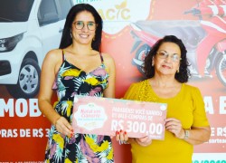 Acic entregou prêmios da promoção de Natal 21 VALE-COMPRAS-IZABEL-SILVA