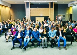 Parabéns ACIC 56 Anos e 1000 Associados 23 pag--foto-autoridades-com-público