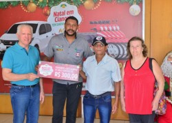 Acic entregou prêmios da promoção de Natal 43 Jeremias-Rodrigues-da-Silva-e-vendedor-Ademir-Honorio-da-Cruz