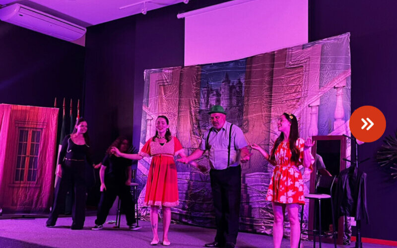 Esquetes finais da Oficina de Iniciação Teatral - Instituto A 8 Esquetes finais da Oficina de Iniciação Teatral - Instituto A 8